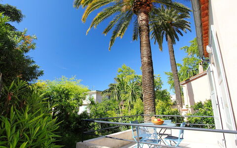 Villa Esmeralda: Cielo, Pianta, Giorno, Proprietà, Costruzione, Azzurro, Albero, Arecales, Shade, Woody Impianto