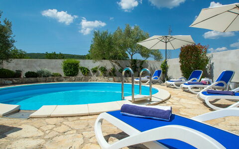 Anka: Cielo, Acqua, Nube, Proprietà, Piscina, Natura, Azzurro, Blu, Pianta, Shade
