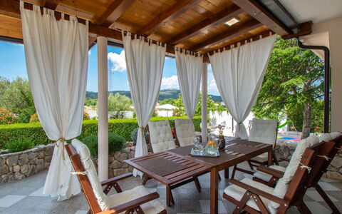 Anka: Pianta, Proprietà, Mobilia, Tavolo, Legna, Costruzione, Interior Design, Shade, Illuminazione, Finestra
