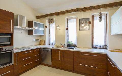 Villa Mediterran: Mobilia, Cucina, Pavimentazione, Controsoffitto, Cabinetry, Interior Design, Legna, Pavimento, Elettrodomestico Da Cucina, Casa