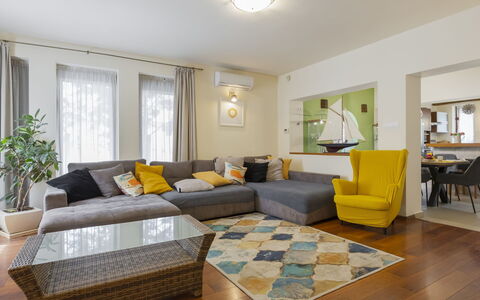 Villa Mediterran: Mobilia, Interior Design, Divano, Pavimentazione, Pavimento, Parete, Soggiorno, Camera, Soffitto, Tavolo