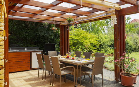 Villa Mediterran: Legna, Mobilia, Mobili Da Esterno, Tavolo Esterno, Giardino, Color Legno, Shade, Pergola, Terrazza, Fascio