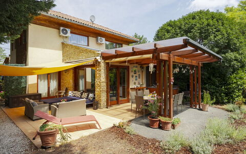 Villa Mediterran: Legna, Casa, Casa, Porta, Tetto, Shade, Portico, Villetta, Mobilia