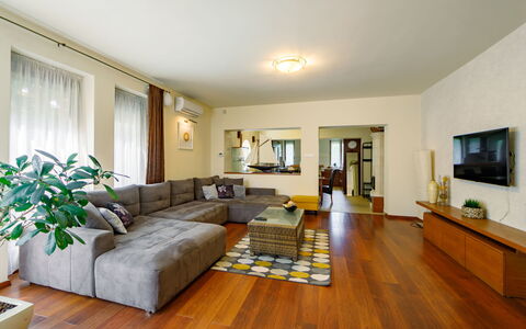 Villa Mediterran: Divano, Cornice, Tavolo, Pianta, Pianta Della Casa, Legna, Interior Design, Soggiorno, Divano Letto, Pavimento