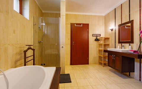 Villa Mediterran: Vasca Da Bagno, Proprietà, Cabinetry, Mobilia, Costruzione, Idraulico Fixture, Bagno, Legna, Illuminazione