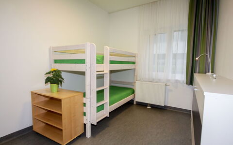 Techno-Park Villach: Letto A Castello, Mobilia, Mensola, Cabinetry, Scaffalature, Costruzione, Tenda, Casa, Legna, Pavimento