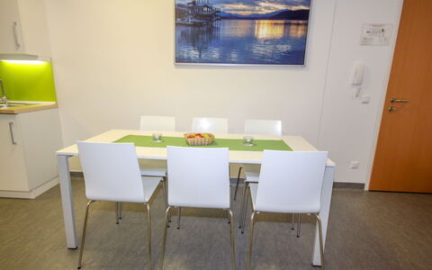 Techno-Park Villach: Tavolo, Mobilia, Costruzione, Dipingere, Legna, Sedia, Interior Design, Pavimentazione, Rettangolo, Casa