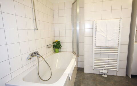 Techno-Park Villach: Idraulico Fixture, Pianta, Vasca Da Bagno, Proprietà, Rubinetto, Bagno, Pavimentazione, Pavimento