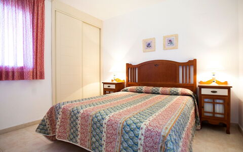 Calpe Calp 867: Camera Da Letto, Letto, Camera, Lenzuolo, Mobilia, Bedding, Proprietà, Telaio Del Letto, Interior Design, Pavimento