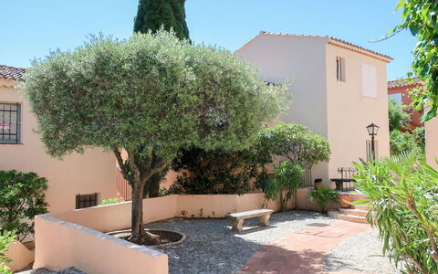 Grimaud 131: Acqua, Cielo, Proprietà, Piscina, Pianta, Azzurro, Albero, Erba, Tempo Libero, Materiale Composito