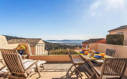 Grimaud 131: Barca, Appartamento, Moto D'Acqua, Balcone, Mobili Da Esterno, Sedia, Marina, Architettura Navale, Porto, Porta