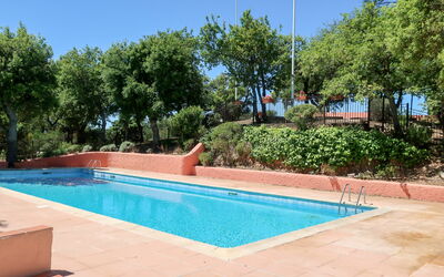 Grimaud 131: Acqua, Cielo, Pianta, Piscina, Blu, Shade, Rettangolo, Albero, Erba, Materiale Composito