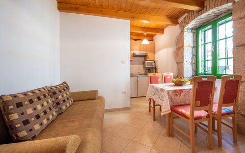 Kristijan: Mobilia, Tavolo, Finestra, Legna, Interior Design, Comfort, Divano, Sedia, Pavimentazione, Soggiorno