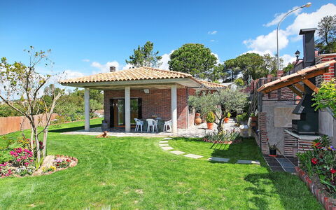 Astral: Proprietà, Immobiliare, Casa, Casa, Costruzione, Cortile, Backyard, Zona Residenziale, Estate, Architettura