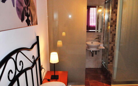 Astral: Camera, Proprietà, Interior Design, Mobilia, Costruzione, Parete, Suite, Porta, Casa, Pavimento
