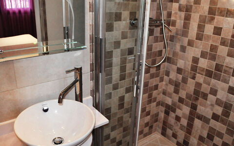 Astral: Bagno, Proprietà, Piastrella, Rubinetto, Parete, Camera, Bagno Accessorio, Idraulico Fixture, Gabinetto, Lavello