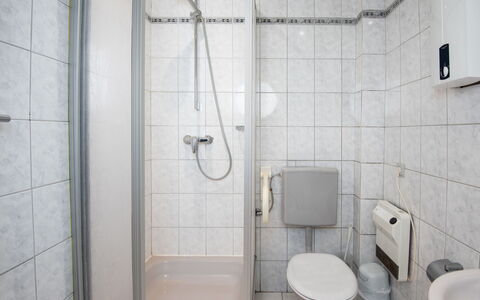 Gila: Interior Design, Pavimento, Pavimentazione, Camera, Idraulico Fixture, Bagno, Idraulico, Lavandino Del Bagno, Lavello, Doccia