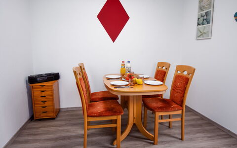 Gila: Mobilia, Legna, Interior Design, Pavimentazione, Tavolo, Pavimento, Arancia, Camera, Color Legno, Sala Da Pranzo