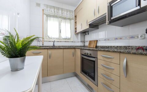 Gladiols: Cucina, Controsoffitto, Apparecchio Major, Elettrodomestico Da Cucina, Cabinetry, Pavimentazione, Legna, Interior Design, Mobilia, Pavimento
