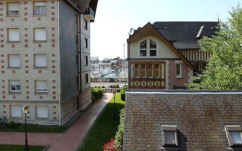 Castel Guermante: Costruzione, Pianta, Finestra, Proprietà, Cielo, Casa, Albero, Quartiere, Urban Design, Zona Residenziale