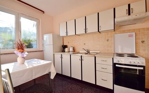 Franjo: Camera, Proprietà, Mobilia, Controsoffitto, Costruzione, Cabinetry, Interior Design, Cucina, Pavimento, Casa