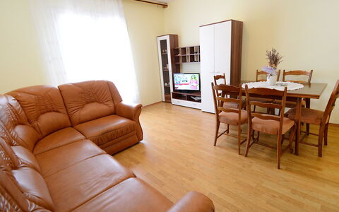 Franjo: Camera, Proprietà, Mobilia, Soggiorno, Pavimento, Interior Design, Pavimento In Legno, Immobiliare, Latifoglie, Costruzione