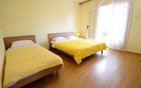 Franjo: Letto, Camera Da Letto, Mobilia, Camera, Pavimento, Proprietà, Telaio Del Letto, Latifoglie, Lenzuolo, Giallo