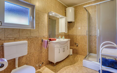 Franjo: Pavimentazione, Interior Design, Idraulico Fixture, Pavimento, Lavello, Bagno, Lavandino Del Bagno, Rubinetto, Soffitto, Camera