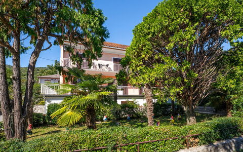 Franjo: Zona Residenziale, Arbusto, Casa, Casa, Balcone, Estate, Hacienda, Shade, Giardino, Portico