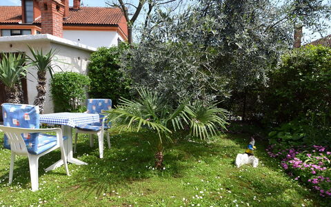 Opatija Ika 106: Proprietà, Giardino, Cortile, Backyard, Albero, Casa, Erba, Immobiliare, Primavera, Pianta