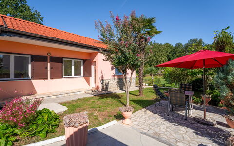 Opatija Ika 106: Arbusto, Casa, Zona Residenziale, Casa, Groundcover, Giardino, Villetta, Shade, Estate, Cortile