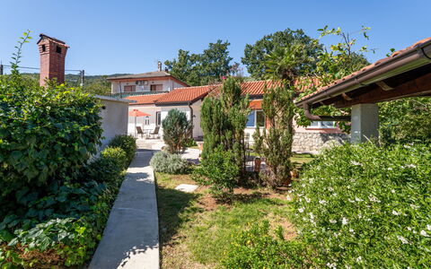 Opatija Ika 106: Casa, Zona Residenziale, Arbusto, Tetto, Casa, Giardino, Groundcover, Villetta, Estate