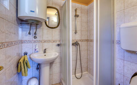 Opatija Ika 106: Interior Design, Pavimentazione, Idraulico Fixture, Pavimento, Lavandino Del Bagno, Camera, Lavello, Idraulico, Bagno, Rubinetto