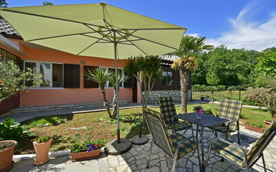 Opatija Ika 106: Pianta, Cielo, Proprietà, Mobilia, Comunita 'Impianto, Nube, Shade, Botanica, Tavolo, Ombrello