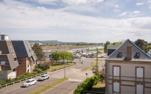 Résidence du Port: Mobilia, Proprietà, Tavolo, Cabinetry, Sedia, Legna, Costruzione, Illuminazione, Controsoffitto, Interior Design