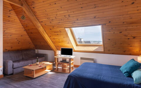 Résidence du Port: Mobilia, Proprietà, Tavolo, Cabinetry, Sedia, Legna, Costruzione, Illuminazione, Controsoffitto, Interior Design