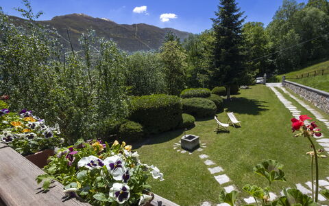 Chalet Anna: Geografia Montane, Montagna, Arbusto, Collina, Paesaggio, Giardino, Catena Montuosa, Groundcover, Primavera