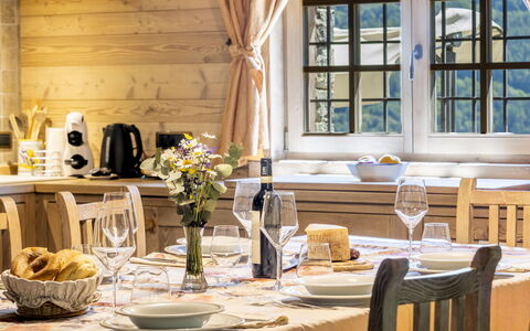 Chalet Anna: Mobilia, Interior Design, Tavolo, Legna, Tavola, Cucina & Sala Da Pranzo Tavolo, Sala Da Pranzo, Sedia, Pavimentazione, Soffitto