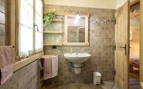 Chalet Anna: Interior Design, Parete, Idraulico Fixture, Pavimentazione, Legna, Bagno, Pavimento, Lavandino Del Bagno, Soffitto, Lavello