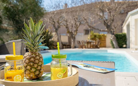Villa du Littoral: Acqua, Tavolo, Proprietà, Pianta, Cielo, Azzurro, Costruzione, Frutta