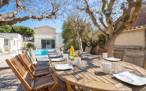 Villa du Littoral: Tavolo, Mobilia, Proprietà, Tavola, Cielo, Sedia, Albero, Pianta, Mobili Da Esterno, Tovaglia