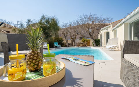 Villa du Littoral: Pianta, Proprietà, Cielo, Acqua, Azzurro, Costruzione, Finestra, Piscina, Mobili Da Esterno