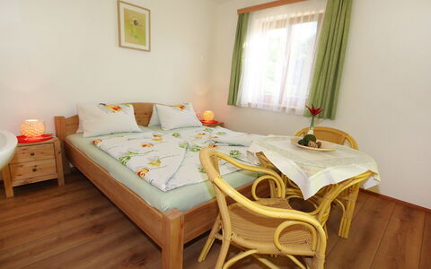 Sonnhaus: Camera Da Letto, Mobilia, Letto, Camera, Proprietà, Lenzuolo, Telaio Del Letto, Pavimento, Bedding, Interior Design