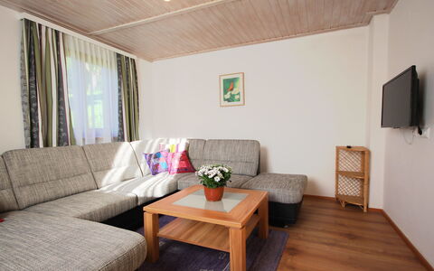 Sonnhaus: Camera, Proprietà, Mobilia, Interior Design, Costruzione, Soggiorno, Casa, Tavolo, Immobiliare, Pavimento