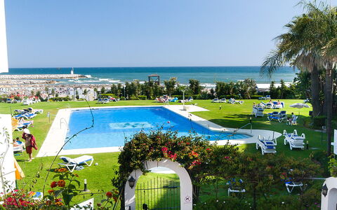 Marbella 170: Pianta, Acqua, Cielo, Shade, Costruzione, Rettangolo, Albero, Urban Design, Piscina, Fiore
