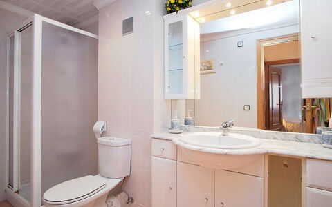 Edificio Blanqueries: Specchio, Idraulico Fixture, Rubinetto, Lavello, Lavandino Del Bagno, Proprietà, Mobiletto Del Bagno, Cabinetry, Viola, Bagno