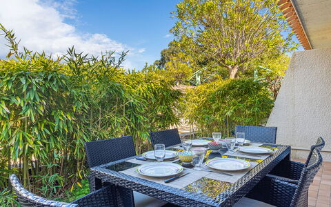 Le Lavandou 135: Mobilia, Sedia, Tavolo, Cucina & Sala Da Pranzo Tavolo, Mobili Da Esterno, Tavolo Esterno, Shade, Giardino, Eco Hotel, Tavolino Da Caffè
