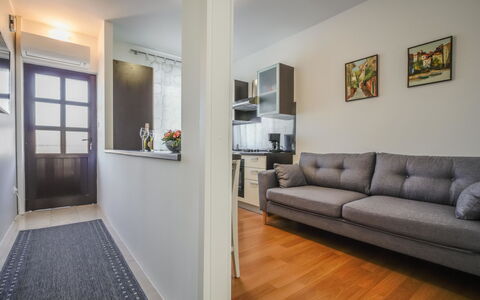 Lucija: Proprietà, Divano, Cornice, Comfort, Legna, Porta, Interior Design, Finestra, Divano Letto, Soggiorno