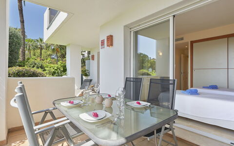 Altos de la Quinta: Tavolo, Mobilia, Proprietà, Pianta, Legna, Interior Design, Sedia, Architettura, Shade, Pianta Della Casa