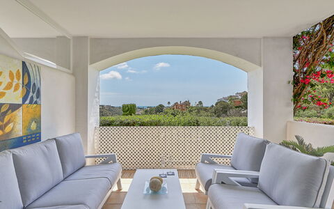Altos de la Quinta: Mobilia, Proprietà, Divano, Tavolo, Costruzione, Cielo, Pianta, Shade, Interior Design, Comfort
